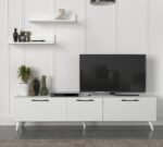 Ce Meuble Tv Mareta Blanc en bois est compose de 2 etageres et d'un meuble bas avec des pieds et 3 tiroirs  pour rangement avec des poignets noirs.